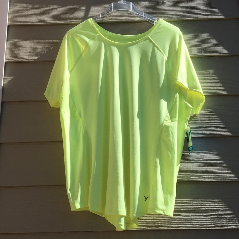 Active wear T-shirt with side vents to keep cool